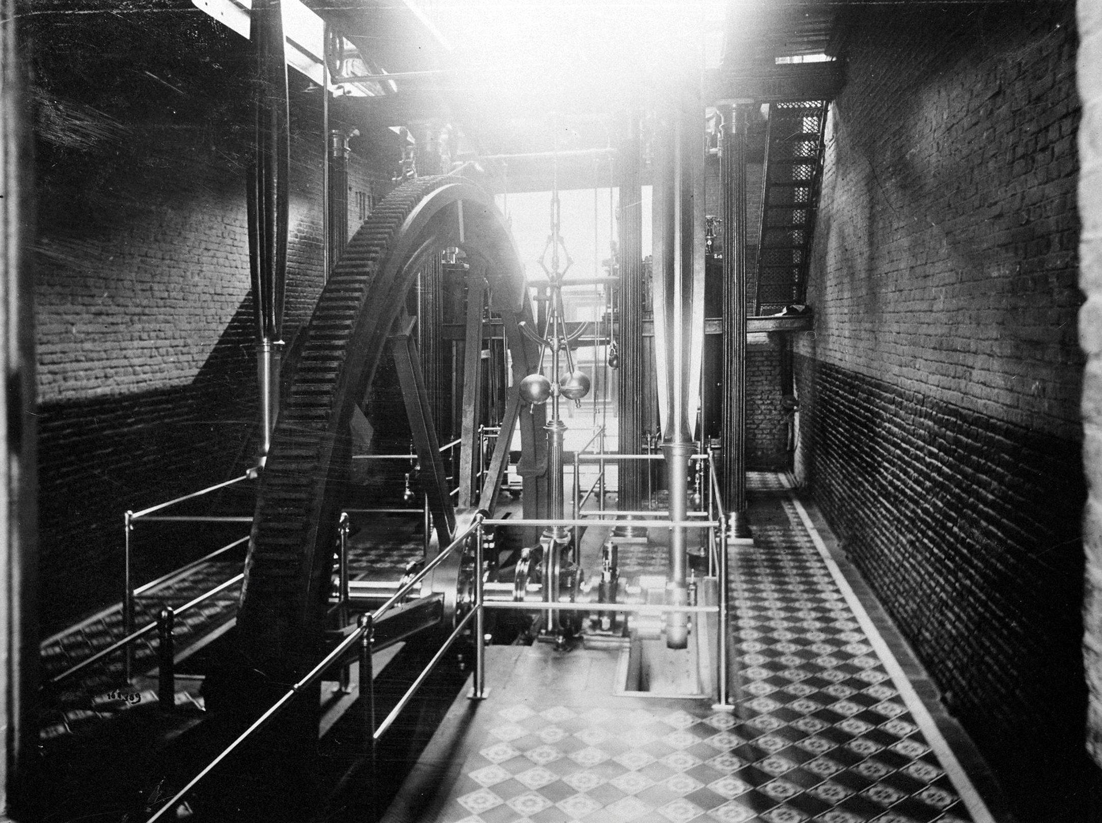 Salle des machines (II) des établissements Pouchain. Photographie, [ca 1897] (coll. part. Delepoulle).