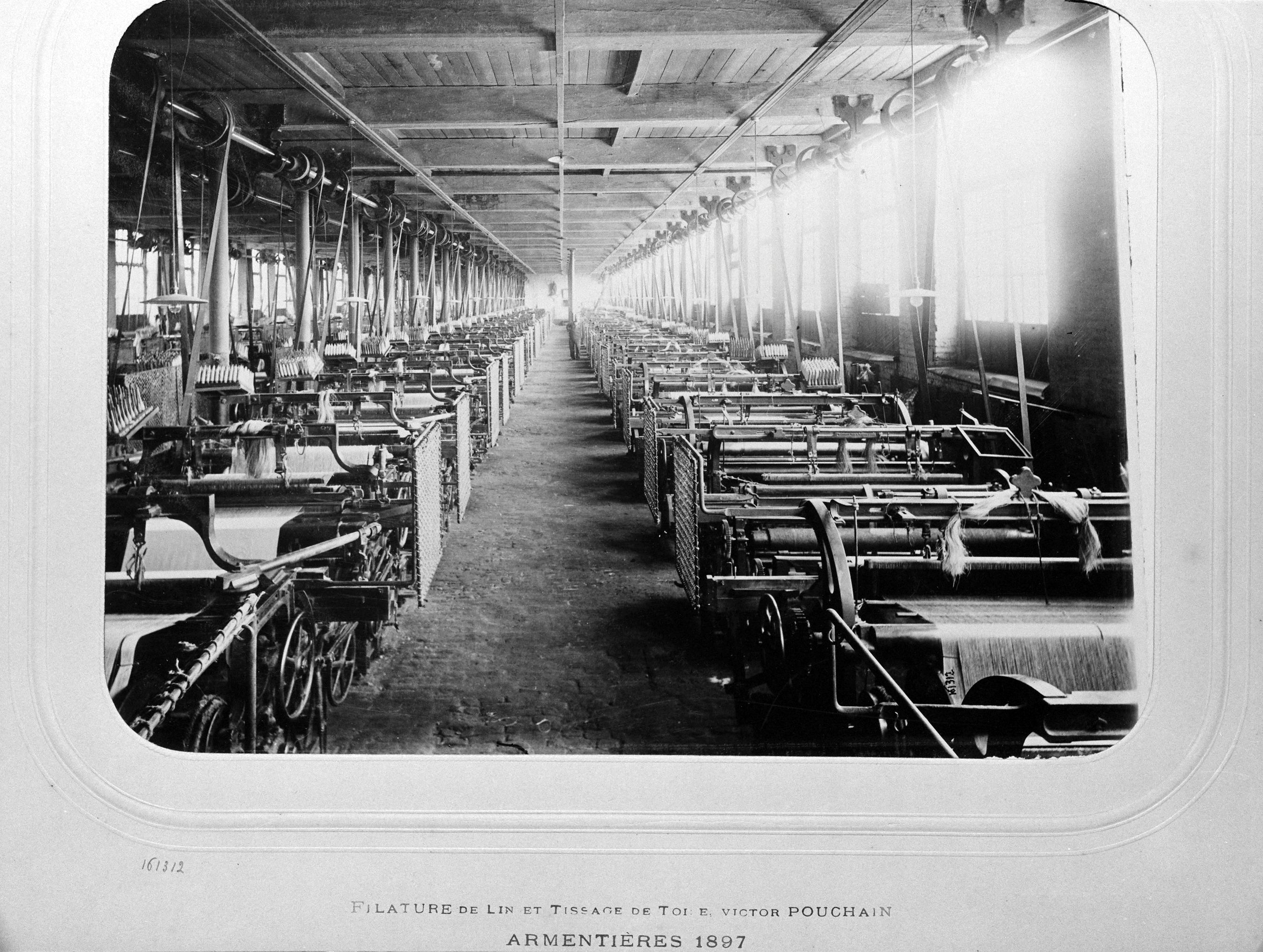 Atelier de tissage des établissements Pouchain. Photographie, [ca 1897] (coll. part. Delepoulle).