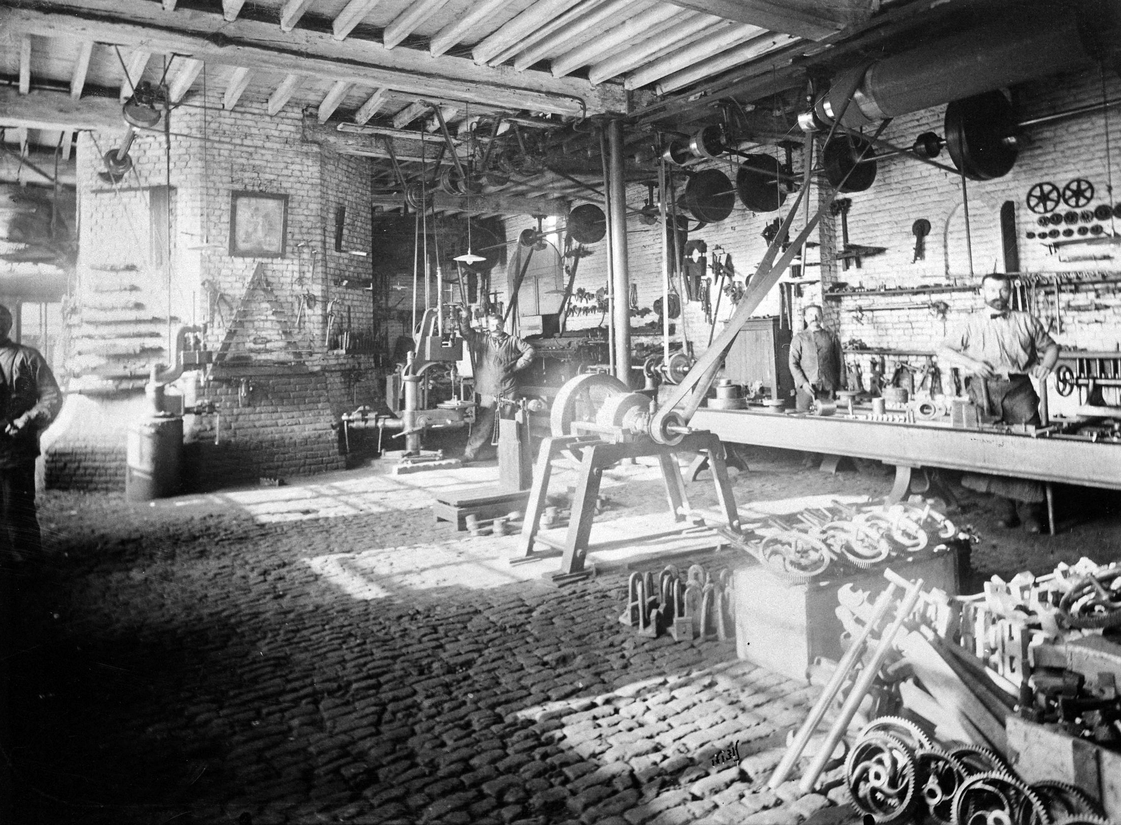 Atelier de réparation des établissements Pouchain. Photographie, [ca 1897] (coll. part. Delepoulle).