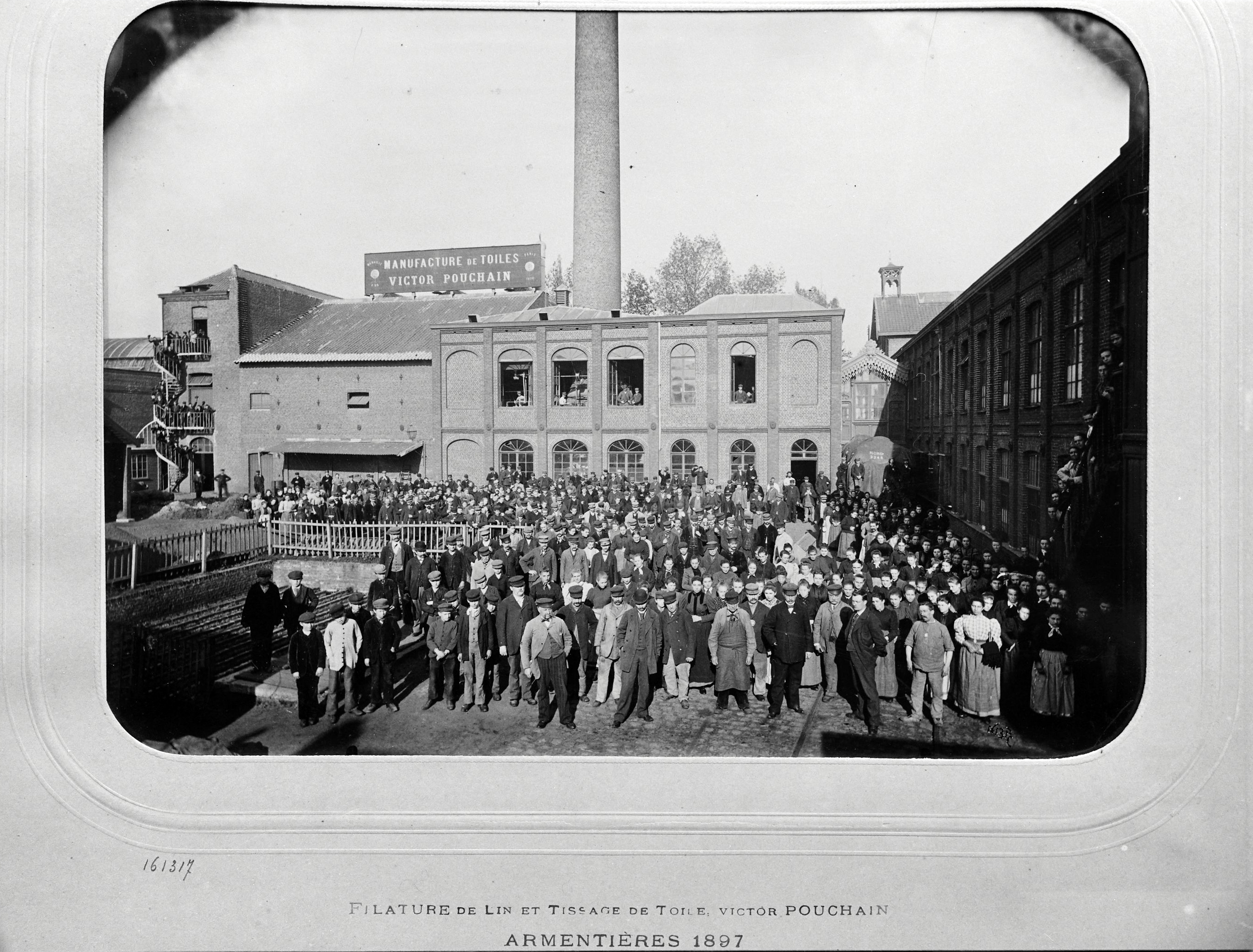 Personnel des établissements Pouchain réuni dans la cour de l'usine. Photographie, [ca 1897] (coll. part. Delepoulle).