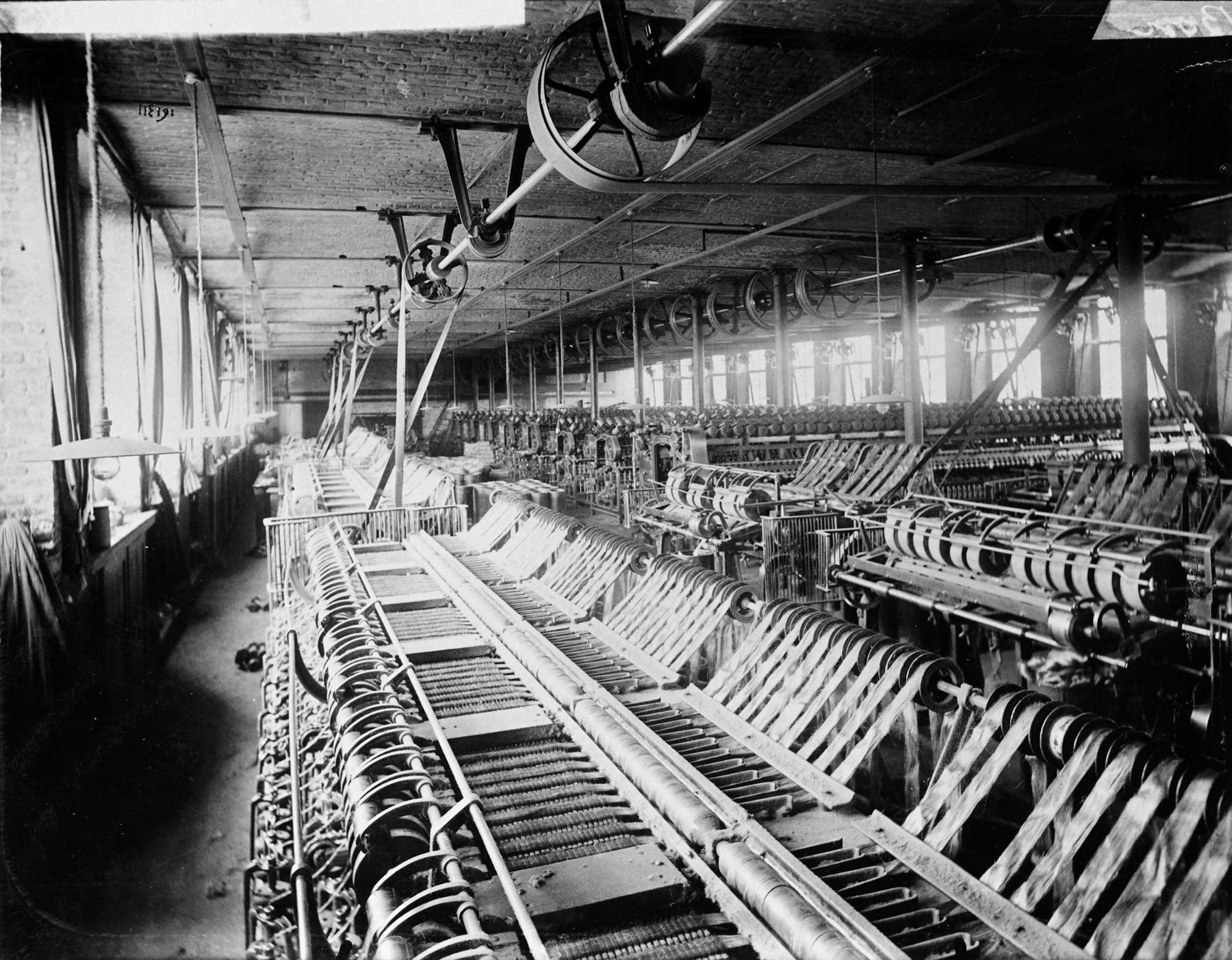 Atelier de filature des établissements Pouchain : les étireuses. Photographie, [ca 1897] (coll. part. Delepoulle).