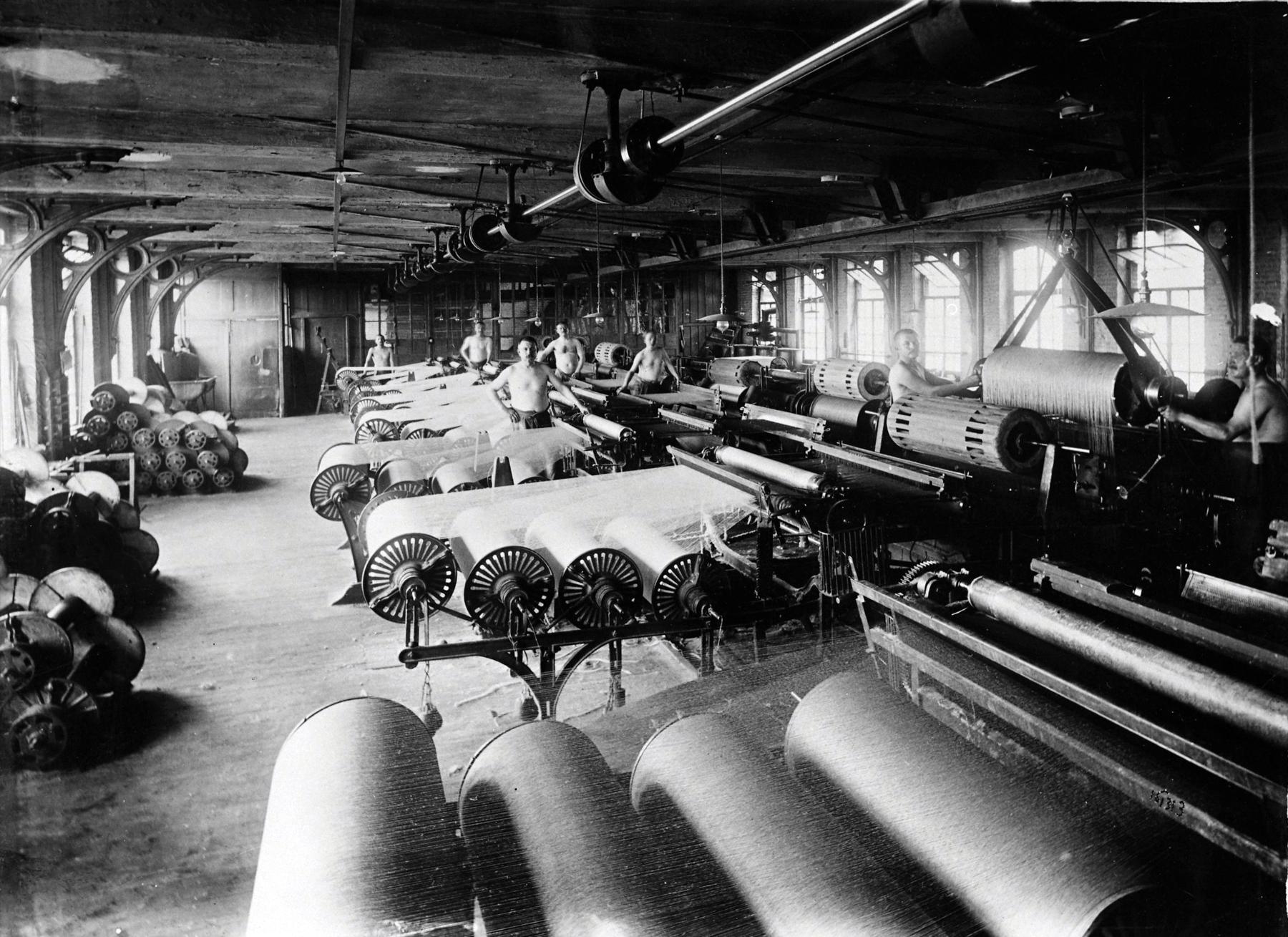Atelier de tissage des établissements Pouchain : les ourdissoirs. Photographie, [ca 1897] (coll. part. Delepoulle).
