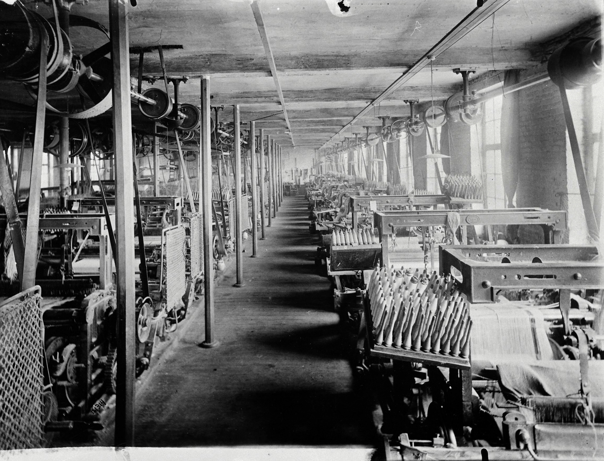 Atelier de tissage des établissements Pouchain. Photographie, [ca 1897] (coll. part. Delepoulle).