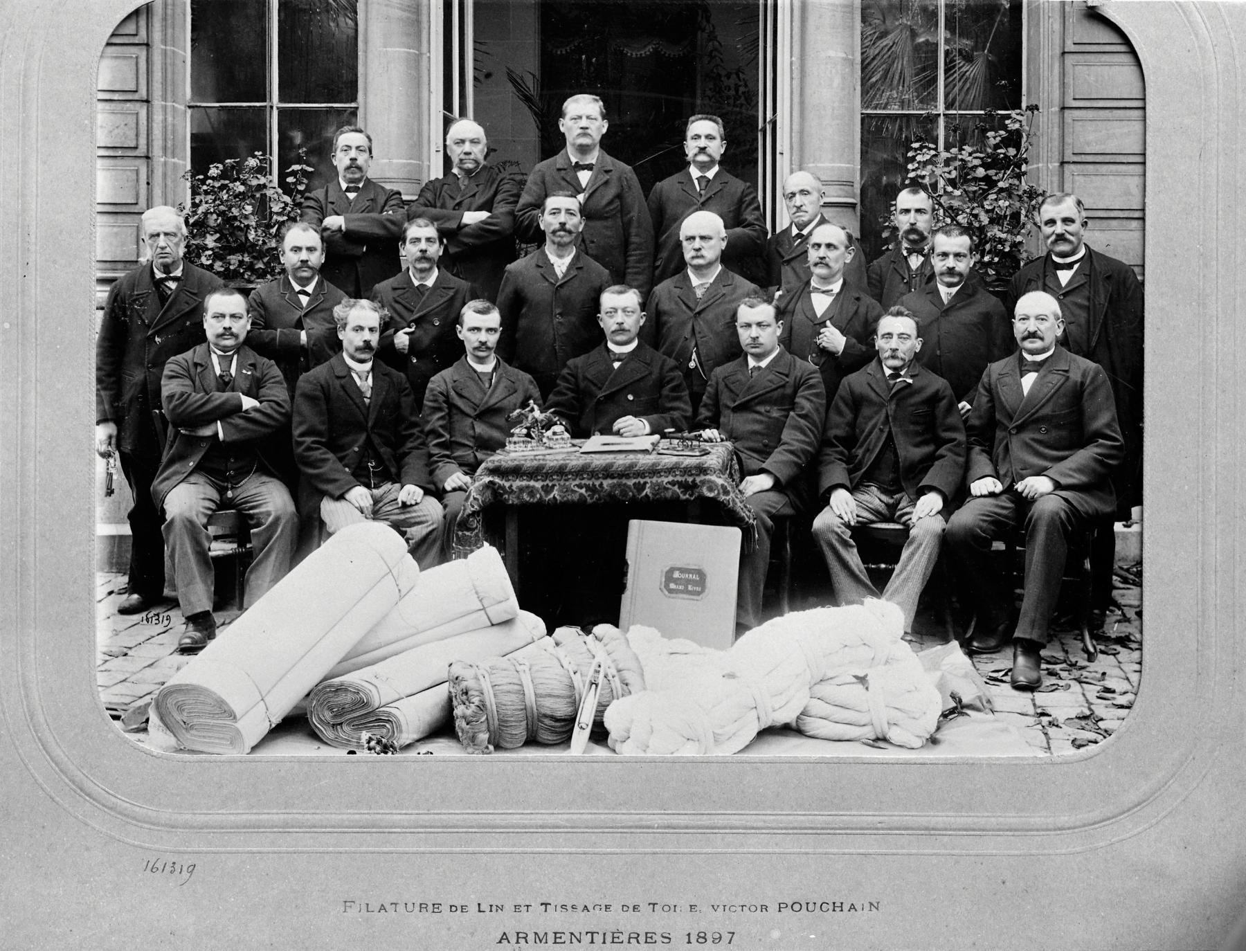 Personnel d'encadrement des établissements Pouchain. Photographie, [ca 1897] (coll. part. Delepoulle).
