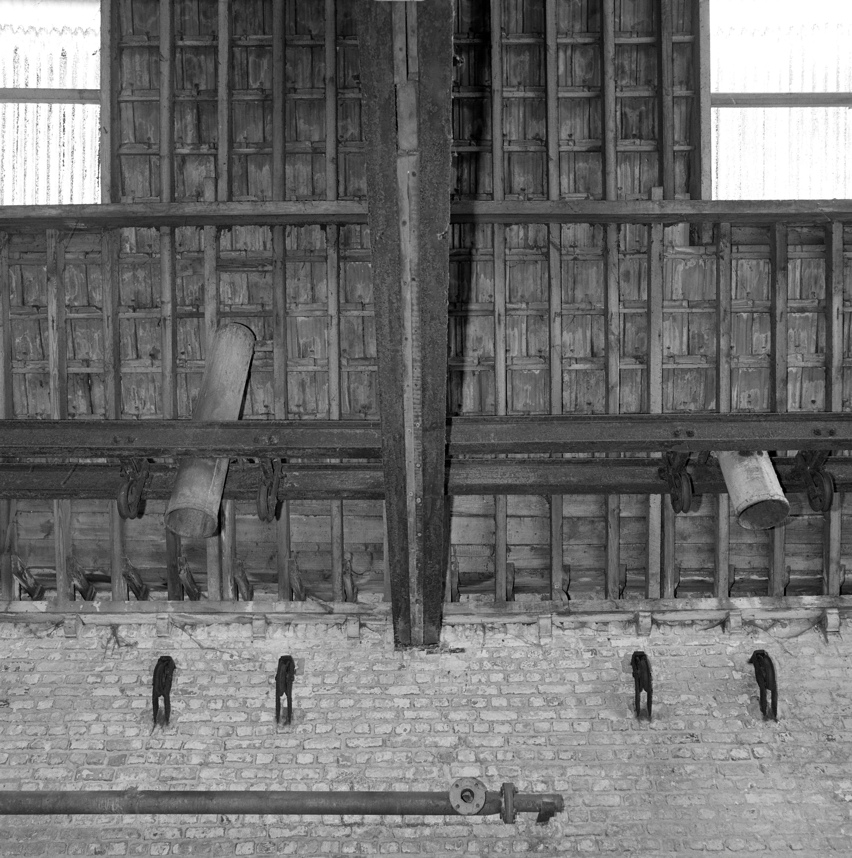 Atelier de débouillissage (C). Vestiges du mécanisme à contrepoids d'ouverture des cuves et cheminées d'évacuation.