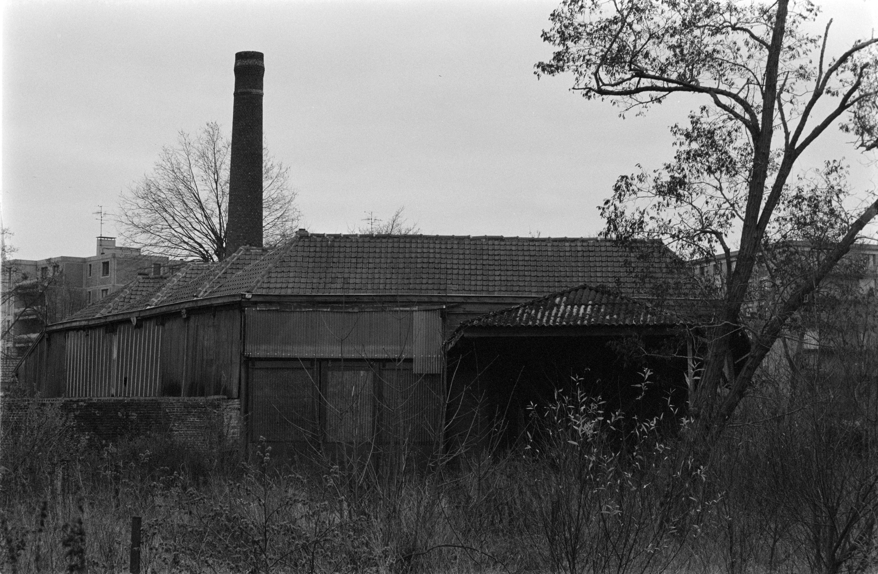 Magasin industriel. Vue prise vers le sud.