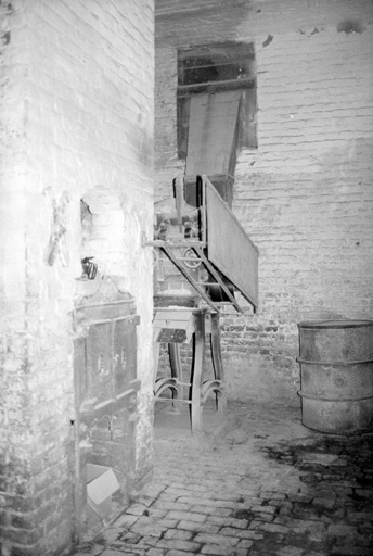 Arrivée du malt, concasseur à malt et four.