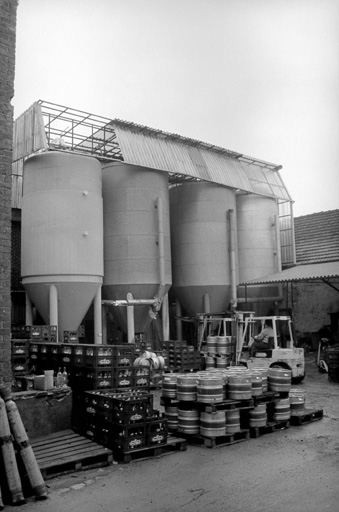 Cuves de fermentation extérieures.