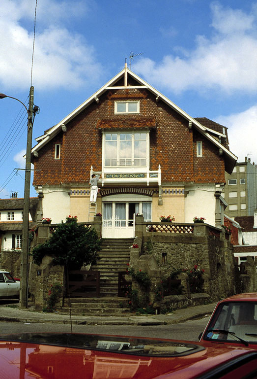 Vue d'ensemble de la façade.