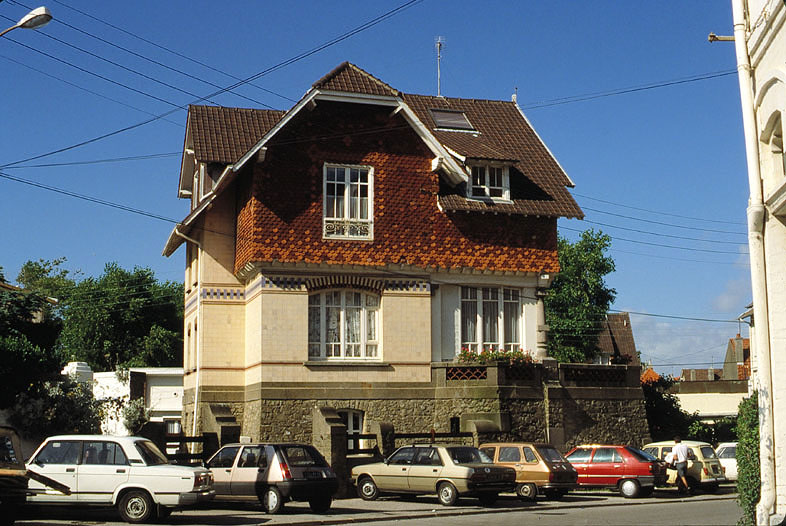 Vue d'ensemble de la façade latérale gauche.