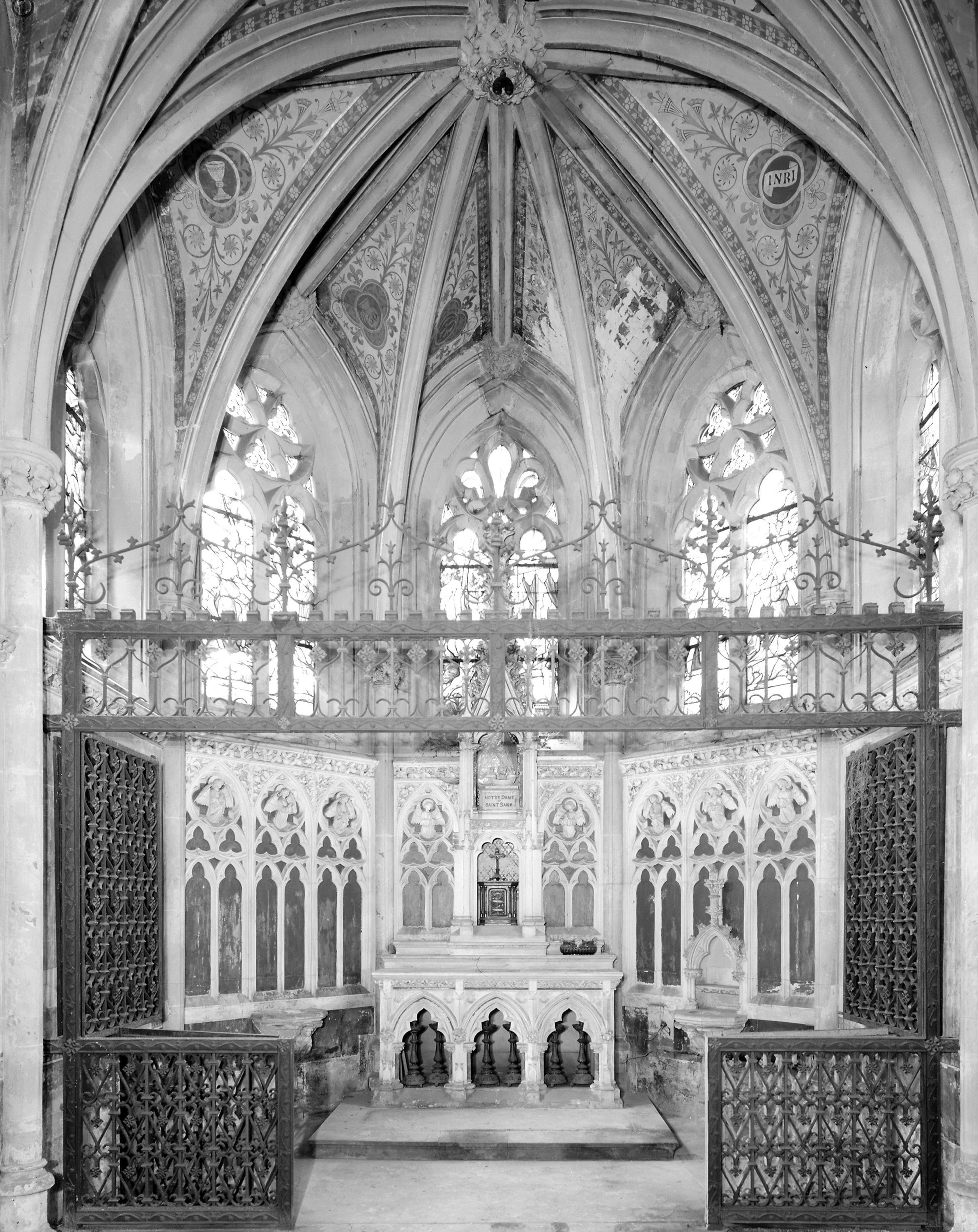 Vue générale intérieure vers autel.