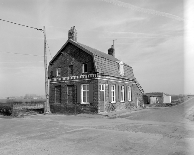 Elévation sur route, vue d'angle.