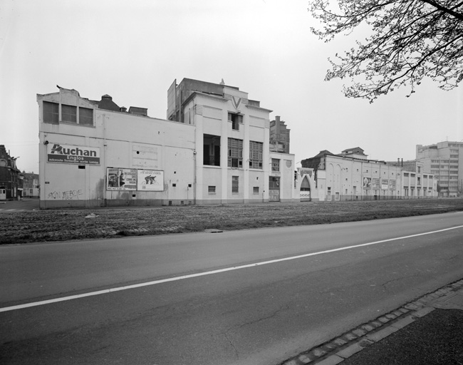 Vue générale sur le boulevard.