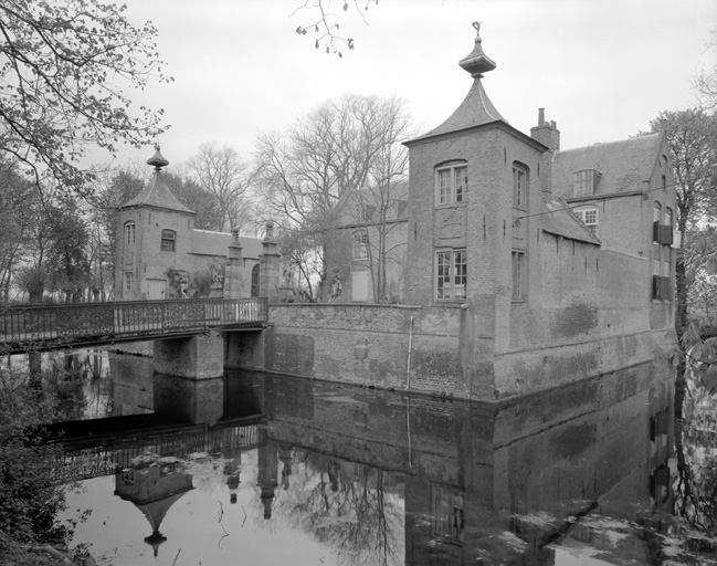 Manoir, élévations antérieure et latérale droite.