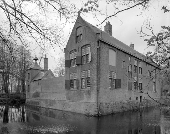 Manoir, élévations postérieure et latérale droite.