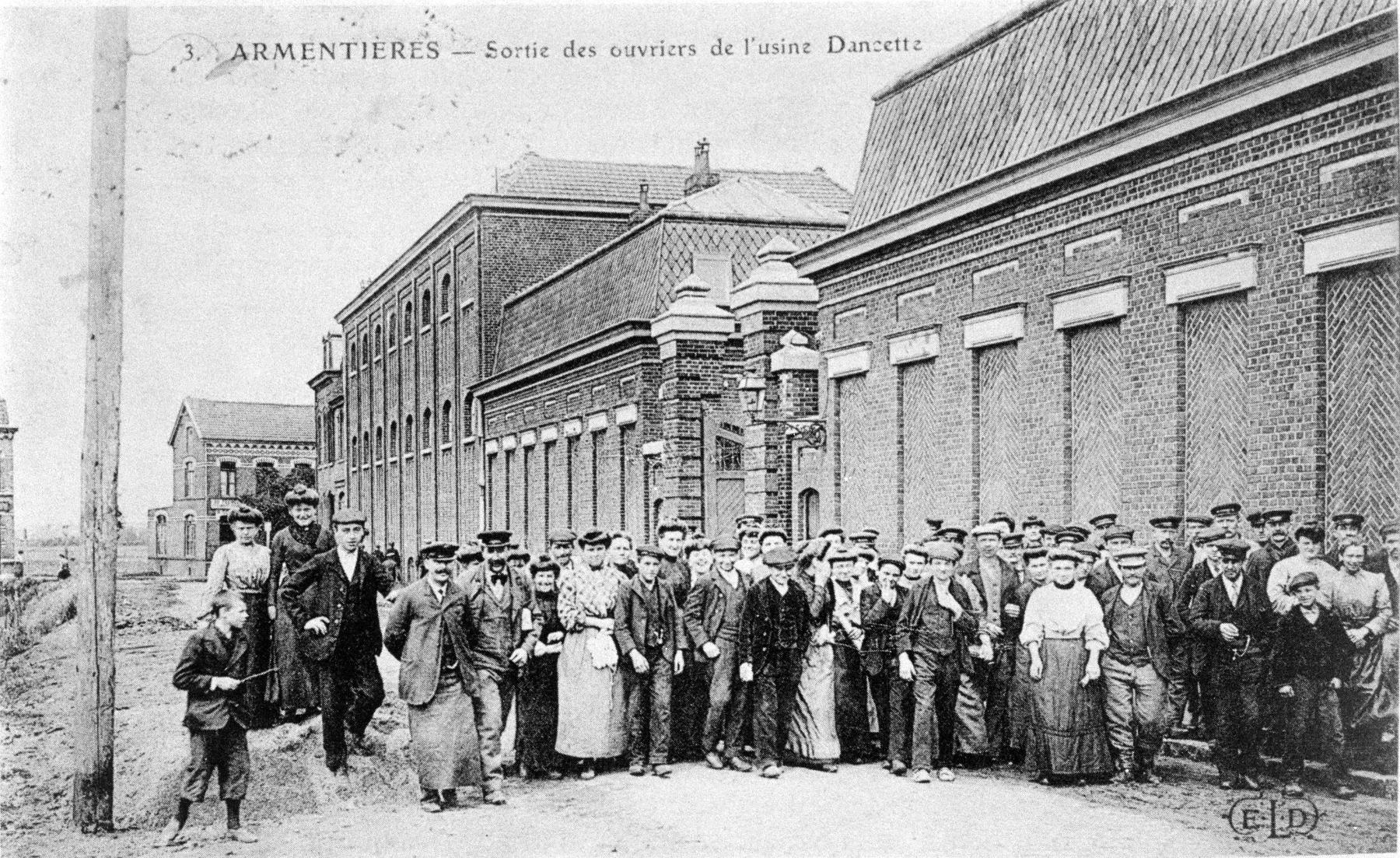 Sortie de la filature Dansette avant 1914. In : Commission « Armentières hier et aujourd’hui ». La Belle Époque à Armentières. Dunkerque : Westhoek/éditions des beffrois, 1986, p. 8.