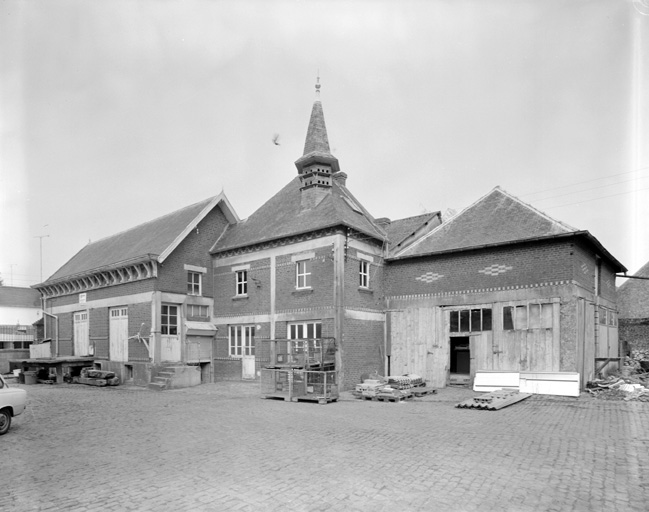 Magasins et dépendances.