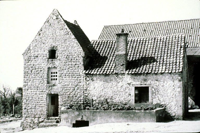 Ferme à cour ouverte, colombier, façade entrée.