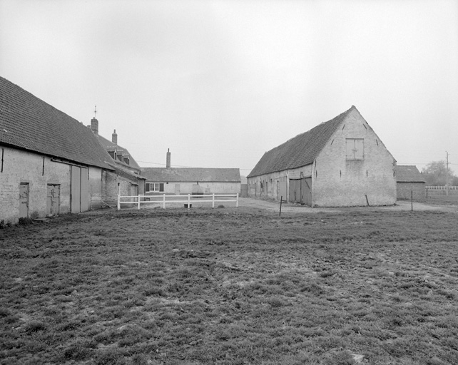 Cour, vue générale.