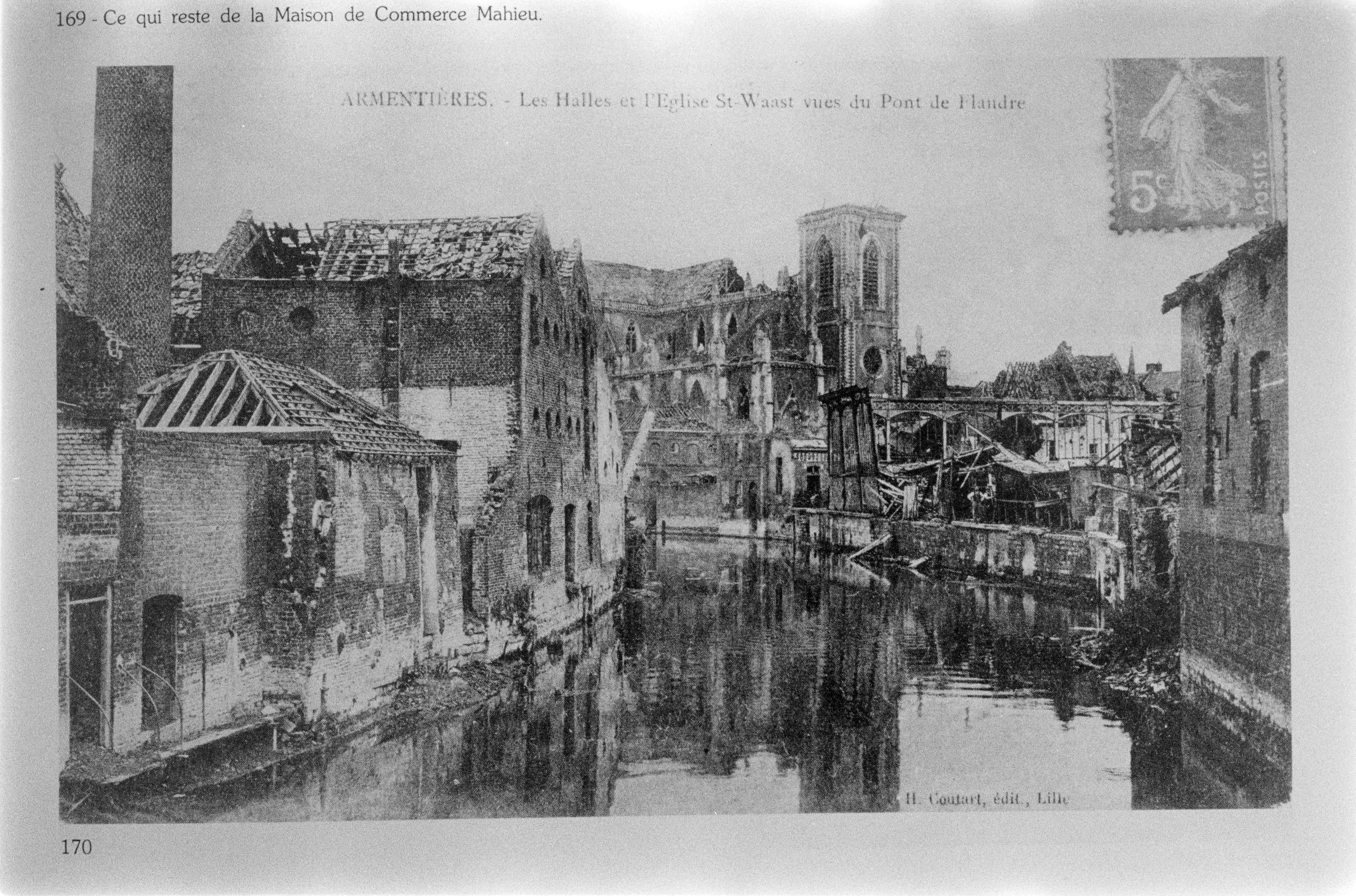 Élévation sur la Lys vers 1920. Carte postale, photographe inconnu, H. Coutart (Lille) éd., [circa 1920]. In : Commission « Armentières hier et aujourd’hui ». La Belle Époque à Armentières. Dunkerque : Westhoek/éditions des beffrois, 1986.