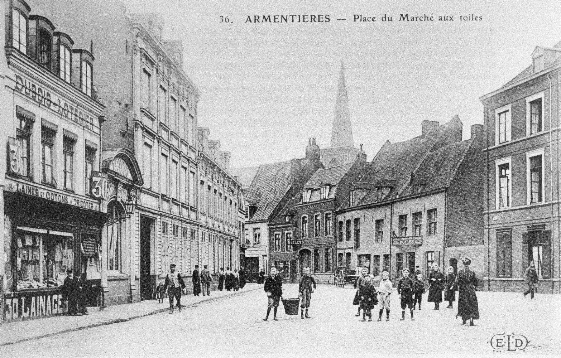 Vue générale de la place du Marché aux toiles. Carte postale, photographe inconnu, ELD éd., [circa 1900]. A gauche, l'entrée monumentale du tissage Deren. In : Commission « Armentières hier et aujourd’hui ». La Belle Époque à Armentières. Dunkerque : Westhoek/éditions des beffrois, 1986. ; Vue générale de la place du Marché aux toiles. Carte postale, photographe inconnu, ELD éd., [circa 1900]. Au fond et à droite, l'huilerie Wanin. In : Commission « Armentières hier et aujourd’hui ». La Belle Époque à Armentières. Dunkerque : Westhoek/éditions des beffrois, 1986.