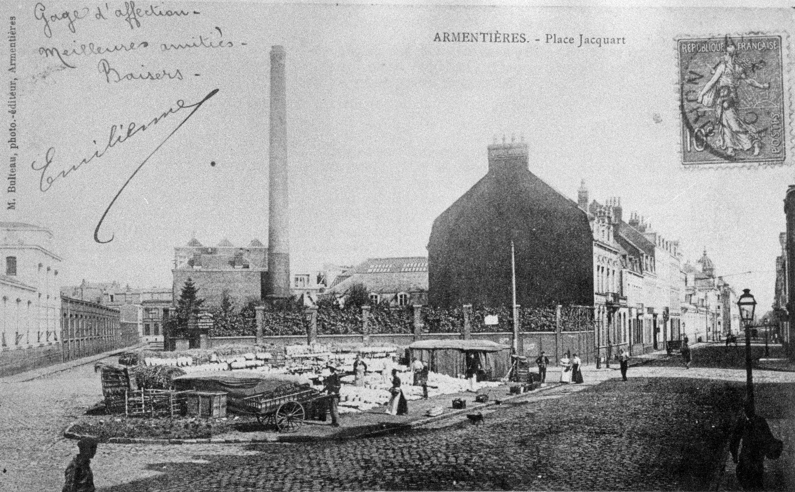 Le tissage Rogeau depuis la place Jacquart vers 1910. Carte postale, Bulteau photographe-éditeur (Armentières), [ca 1900]. In : Commission « Armentières hier et aujourd’hui ». La Belle Époque à Armentières. Dunkerque : Westhoek/éditions des beffrois, 1986.
