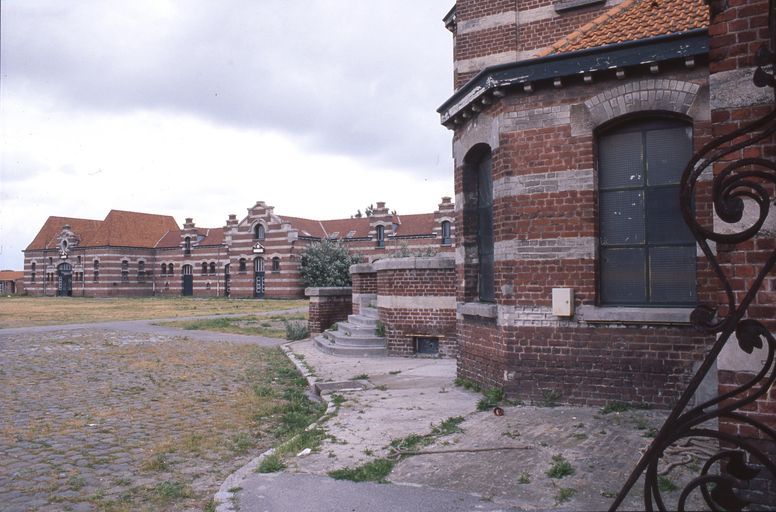 Vue d'ensemble sur cour des étables, vue générale depuis l'habitation du chef d'élevage en 1990.