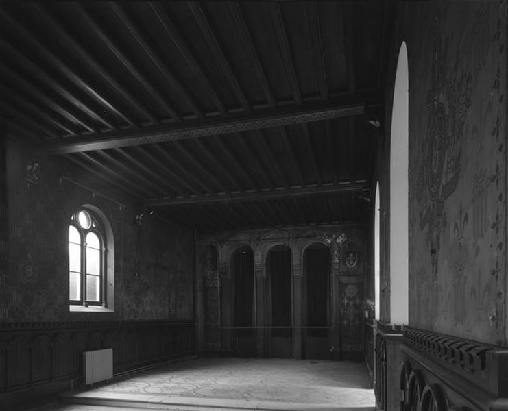 Aile gauche, rez-de-chaussée, ancienne chapelle devenue salle des fêtes, vue générale en regardant vers le sanctuaire.
