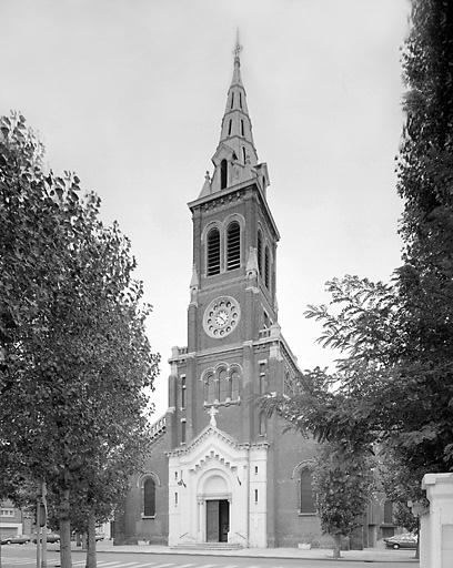 Le clocher vu de la place de l'Abbé Bonpain.