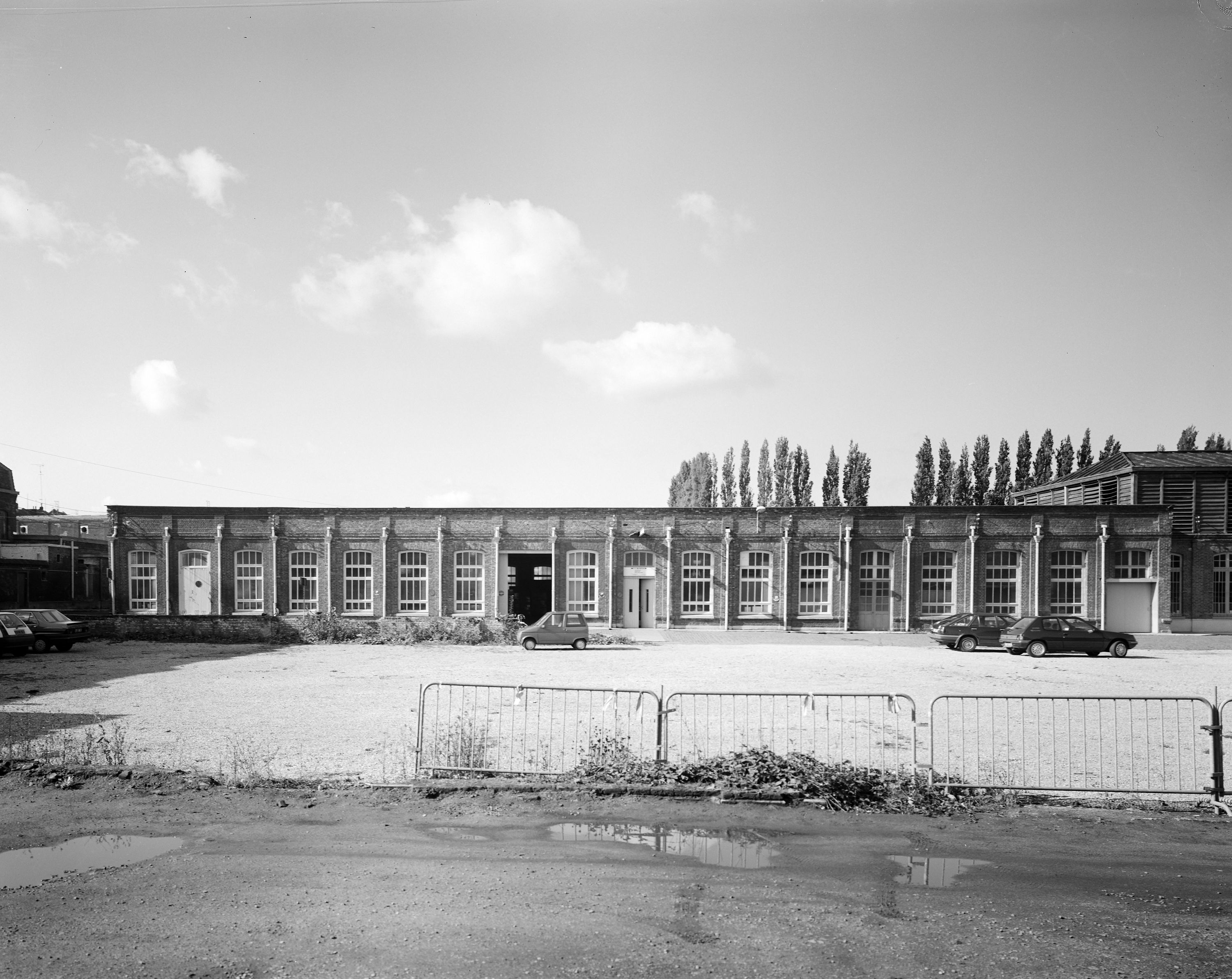 Atelier de fabrication. Vue prise vers l'ouest.