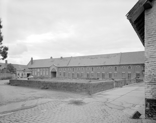 Ferme, cour, vue générale en direction des étables.