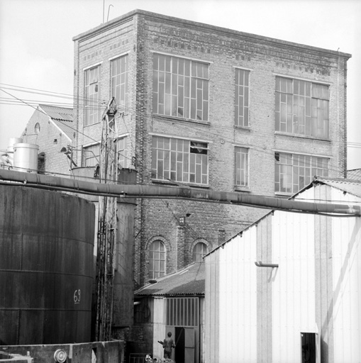 Distillerie, bâtiment abritant la tour de distillation, élévation.