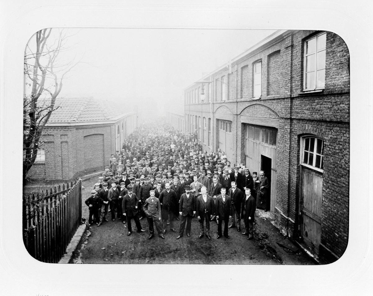 Vue d'ensemble du personnel de l'usine, en 1897 (AP Hacot et Colombier).