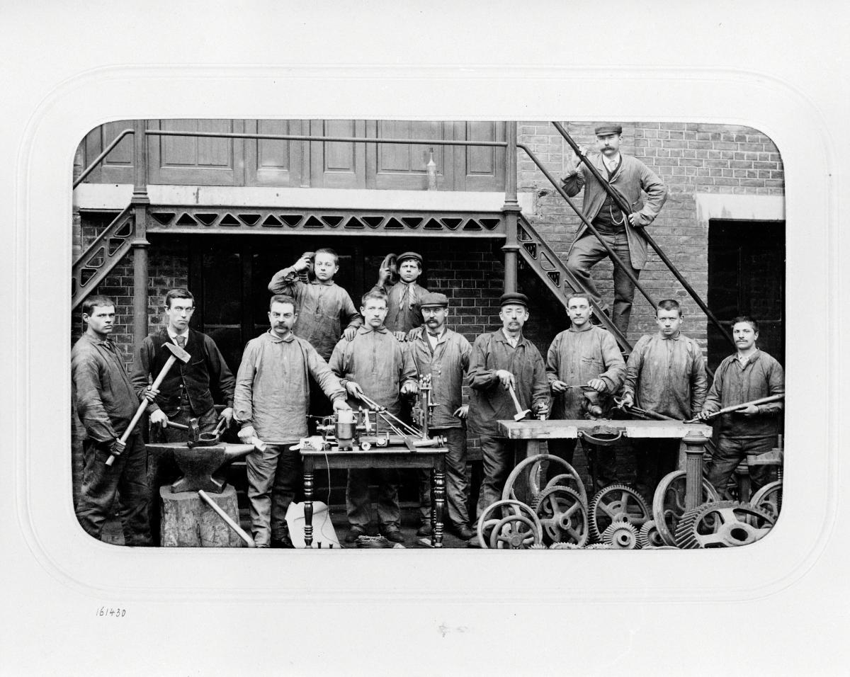 Mécaniciens. Photographie de J. David, 1897 (AP Hacot et Colombier).