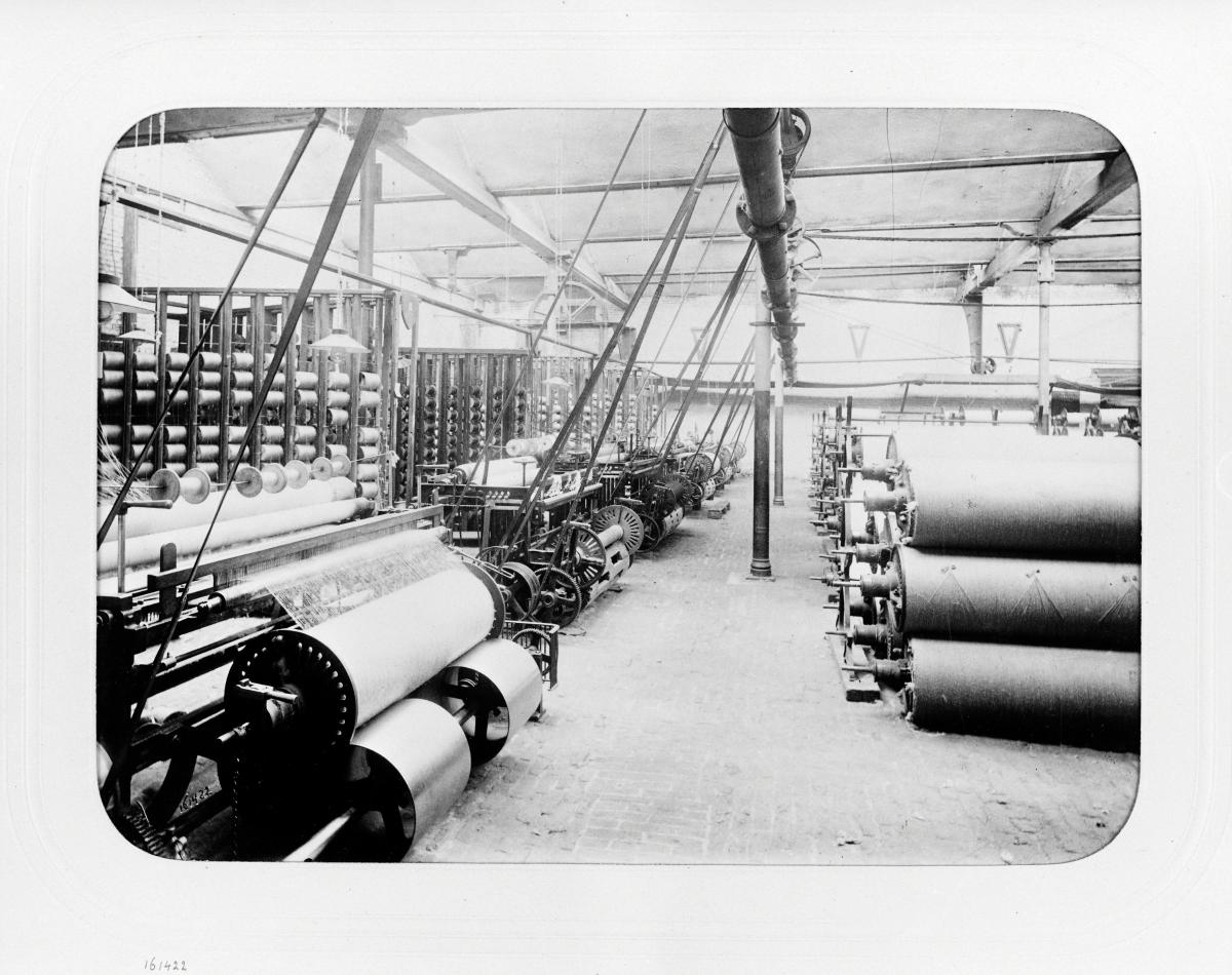 Salle des ourdissoirs. Photographie de J. David, 1897 (AP Hacot et Colombier).