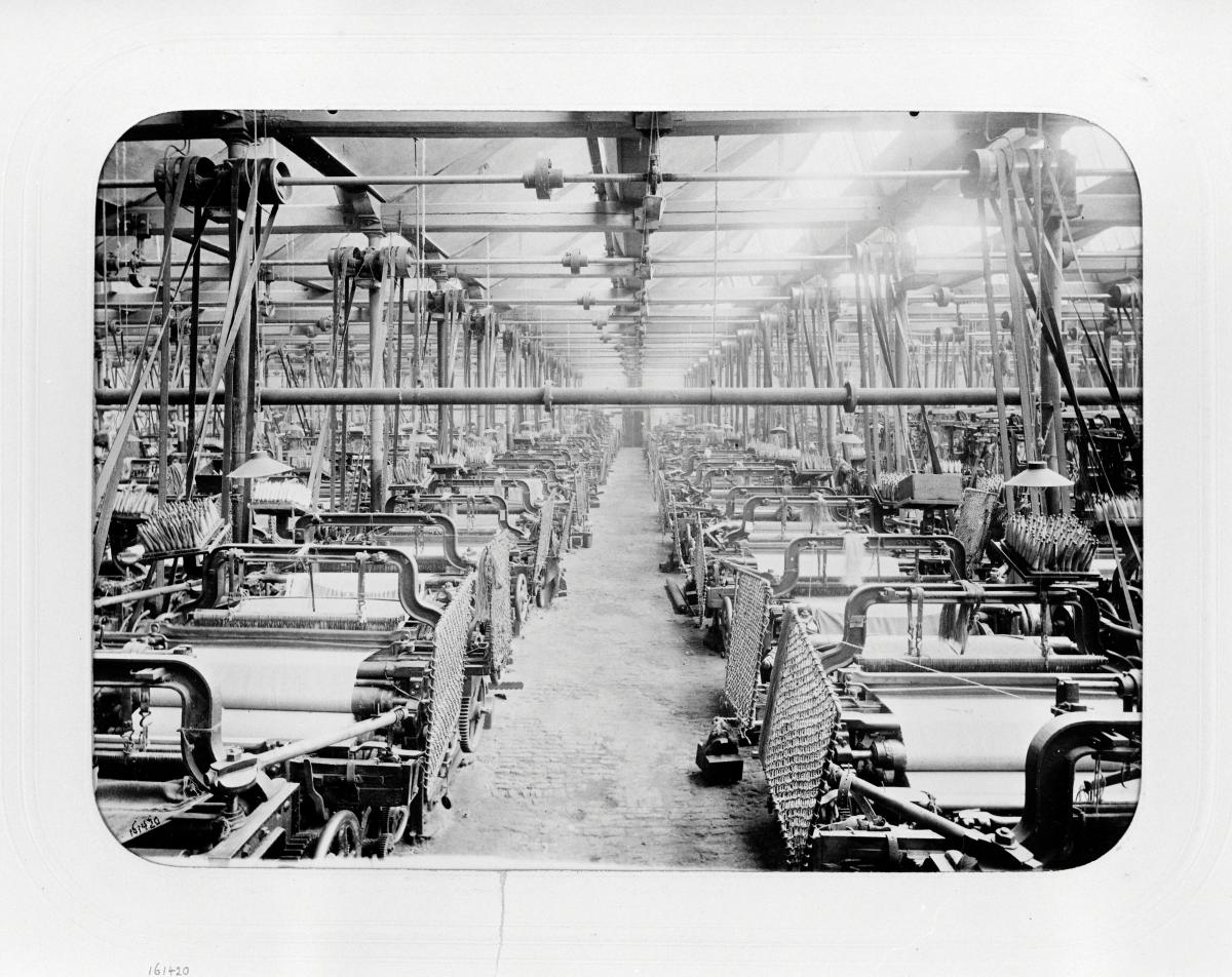 Salle de tissage. Photographie de J. David, 1897 (AP Hacot et Colombier).