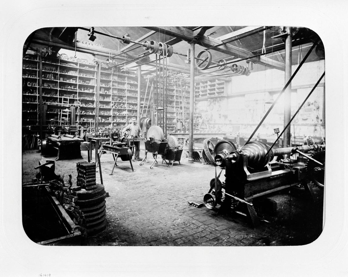 Atelier de réparation. Photographie de J. David, 1897 (AP Hacot et Colombier).