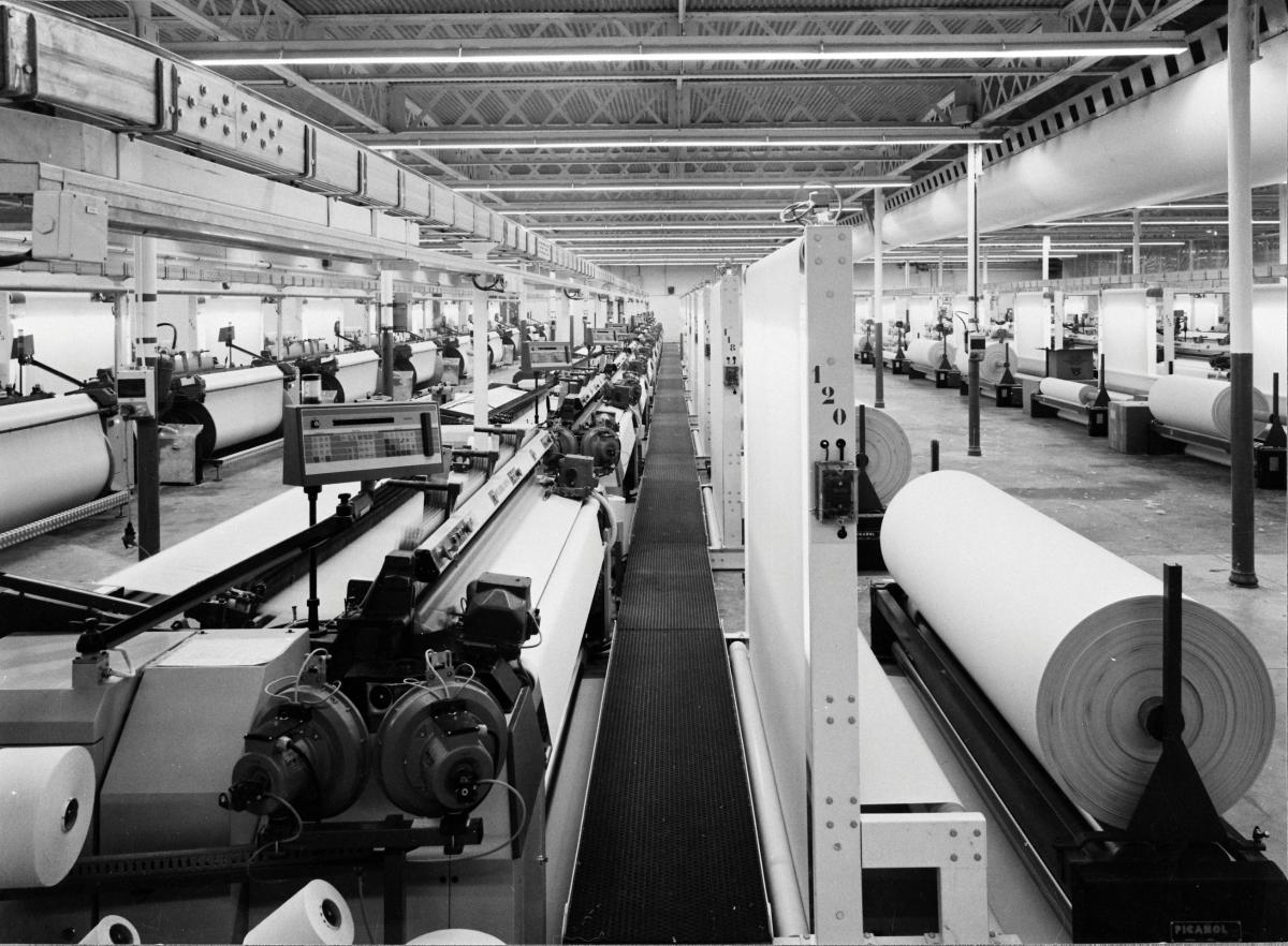 Métiers à tisser Picanol. Photographie, photographe inconnu, [ca 1980 ?] (AP Hacot et Colombier).