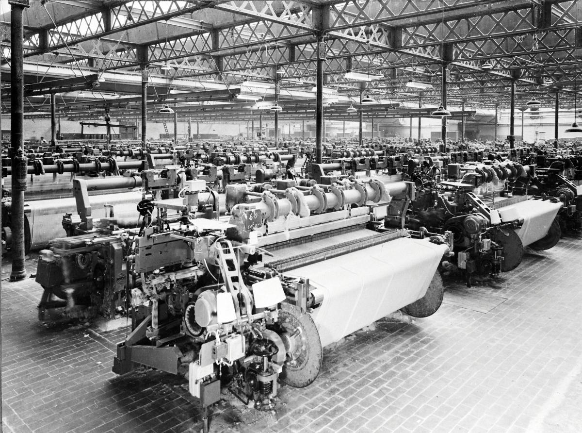 Salle de tissage. Photographie, photographe inconnu, [ca 1950 ?] (AP Hacot et Colombier).
