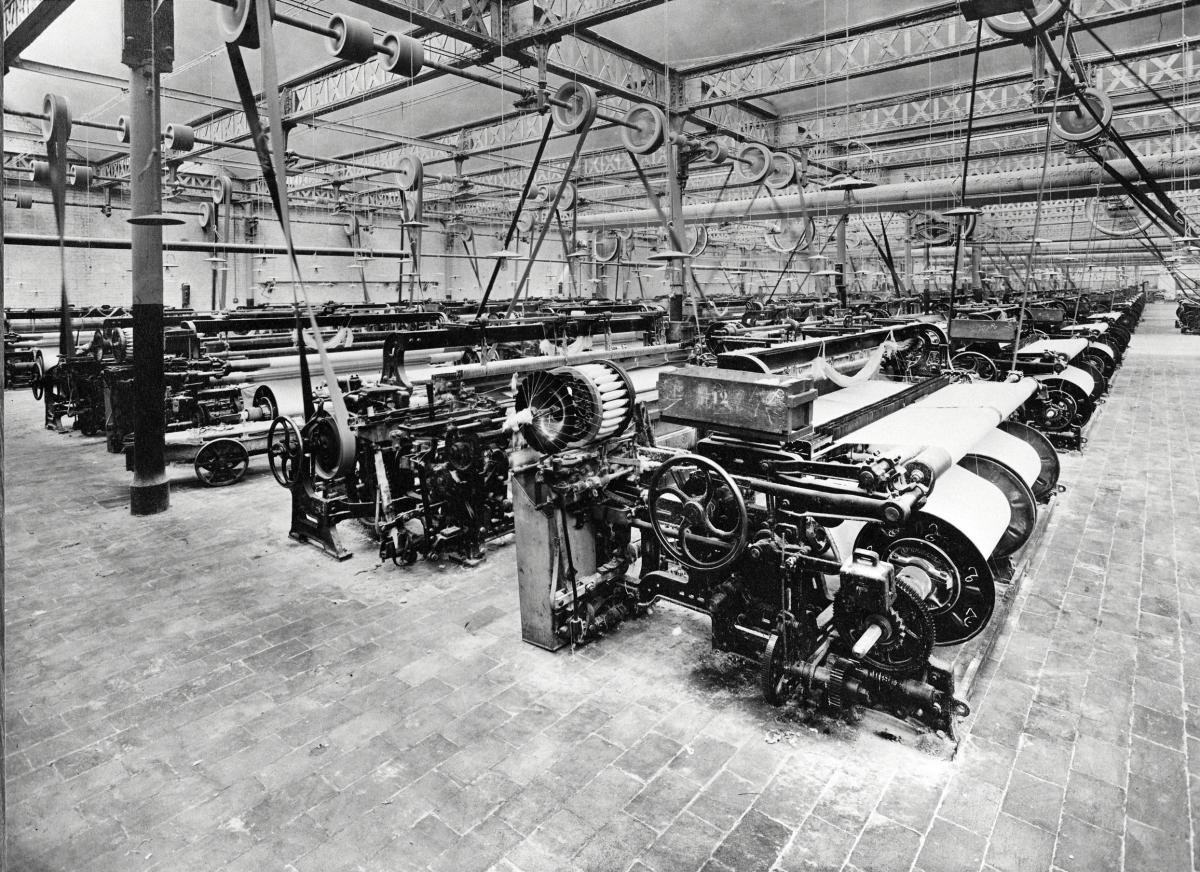 Salle de tissage, métiers à tisser Northrop. Photographie, photographe inconnu, [ca 1920 ?] (AP Hacot et Colombier).