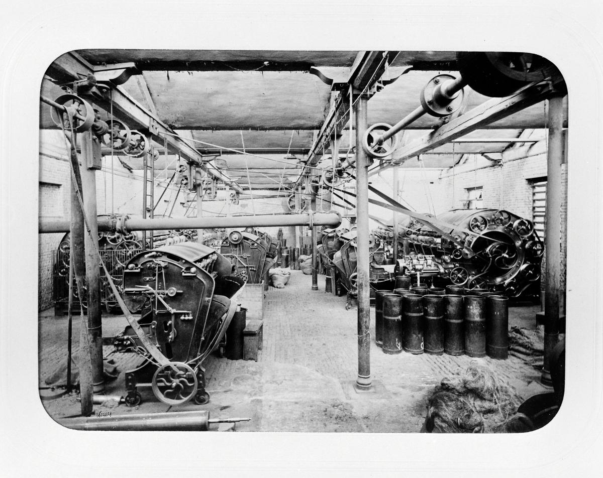 Salle de cardage. Photographie de J. David, 1897 (AP Hacot et Colombier).
