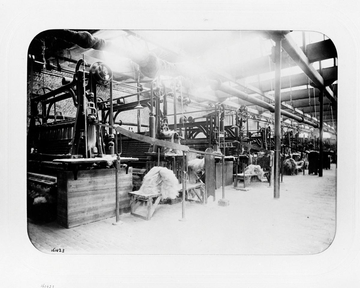 Salle de peignage. Photographie de J. David, 1897 (AP Hacot et Colombier).