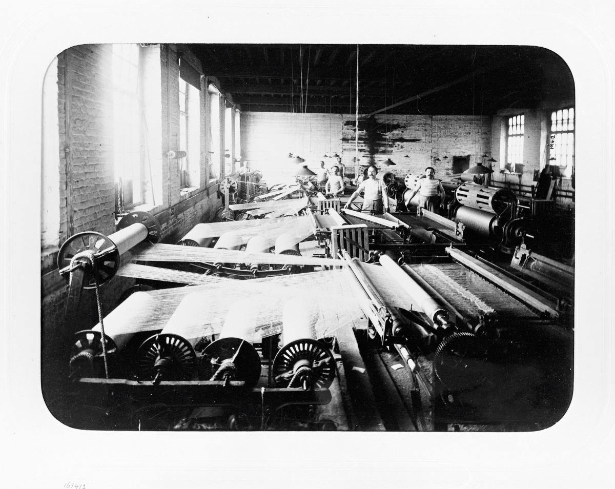 Salle d'encollage. Photographie de J. David, 1897 (AP Hacot et Colombier).