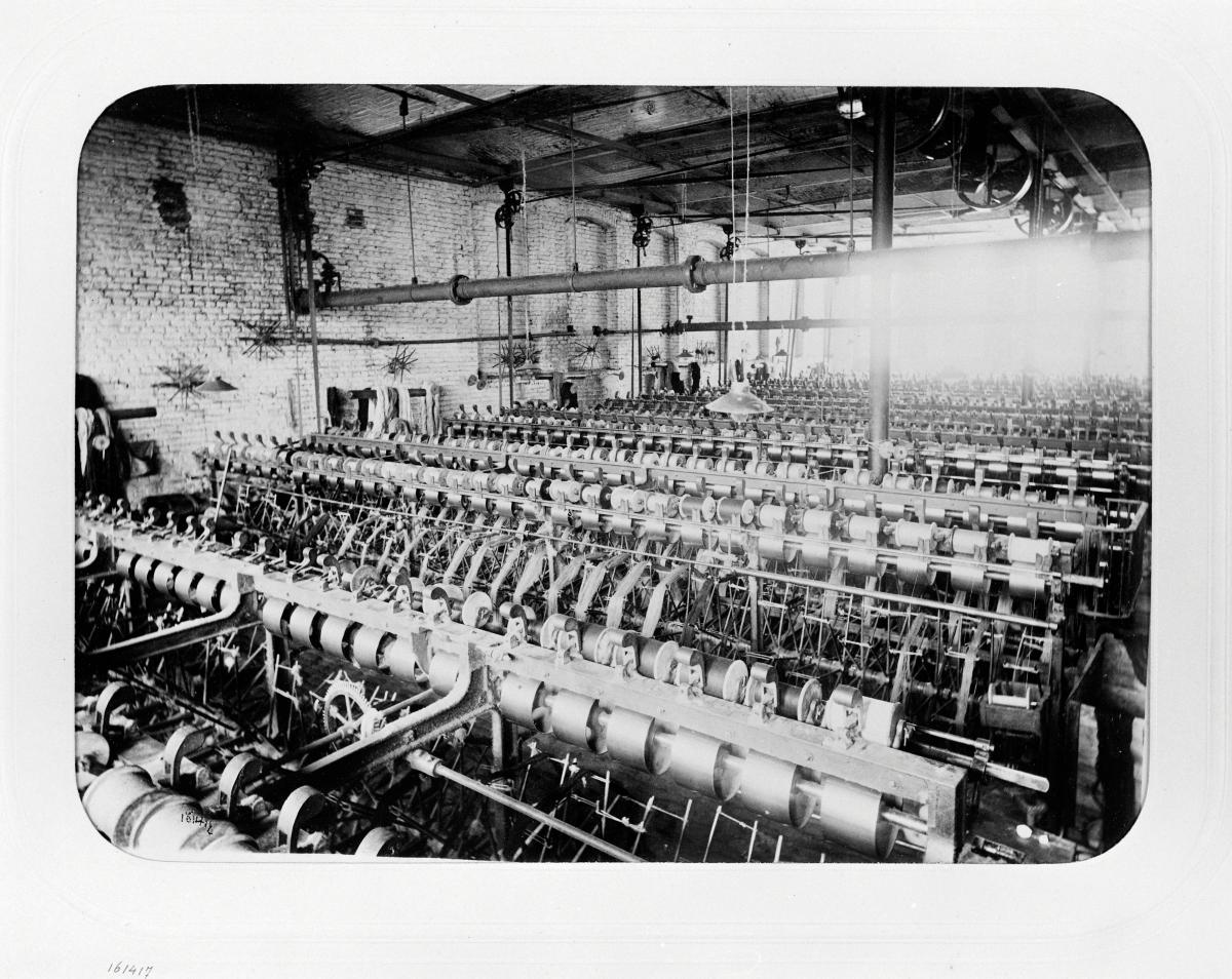 Salle des bobinoirs. Photographie de J. David, 1897 (AP Hacot et Colombier).