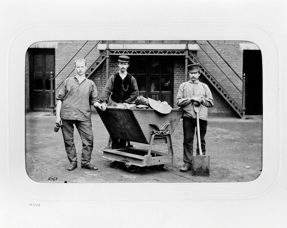Chauffeurs de chaudières. Photographie de J. David, 1897 (AP Hacot et Colombier).