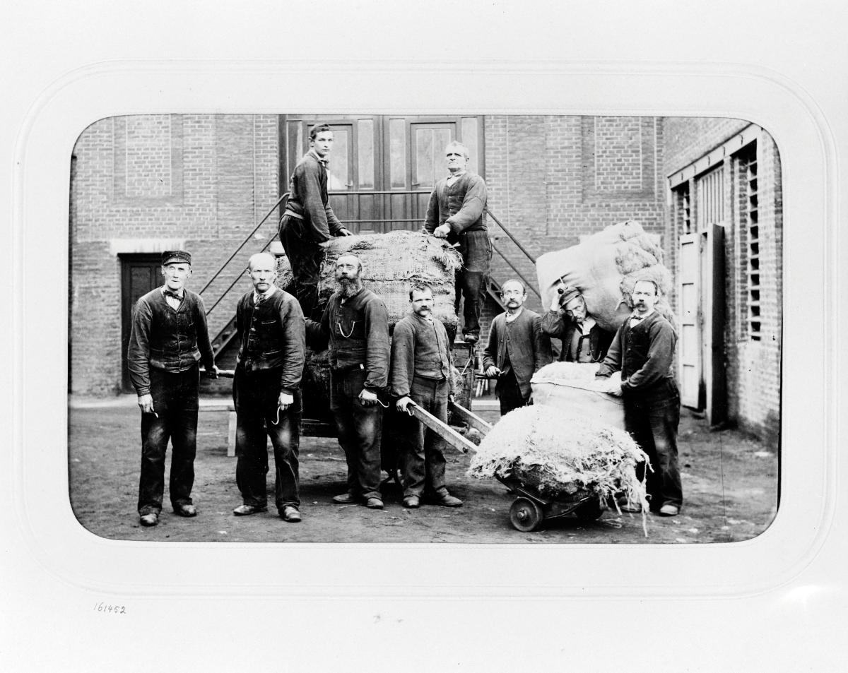Réception des balles de lin. Photographie de J. David, 1897 (AP Hacot et Colombier).