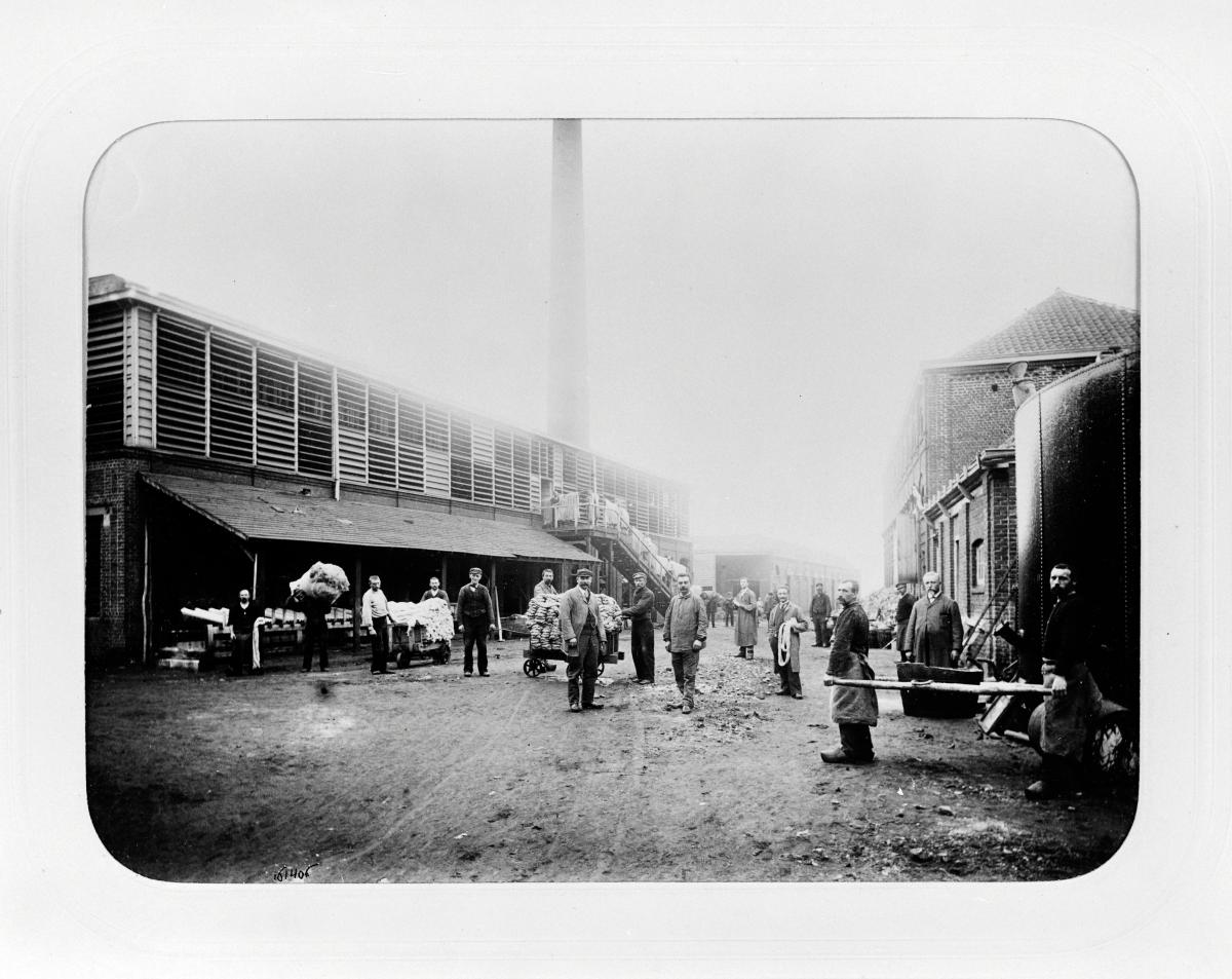 Atelier de crémage depuis la cour. Photographie de J. David, 1897 (AP Hacot et Colombier).