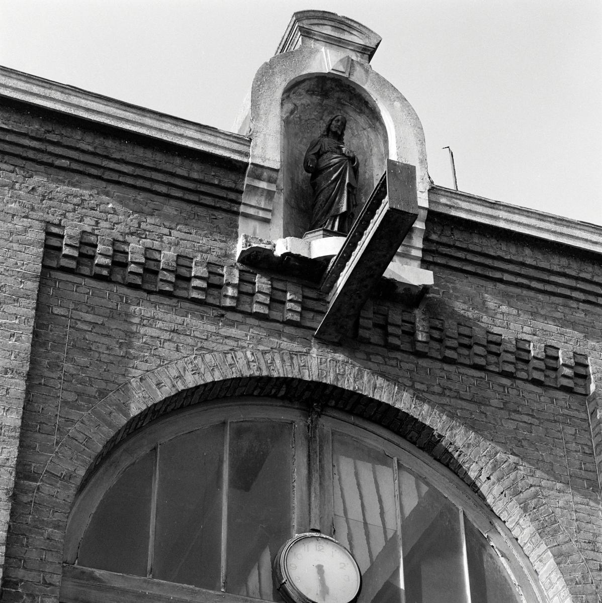 Salle des machines, élévation ouest, niche et statue du Sacré-Cœur.
