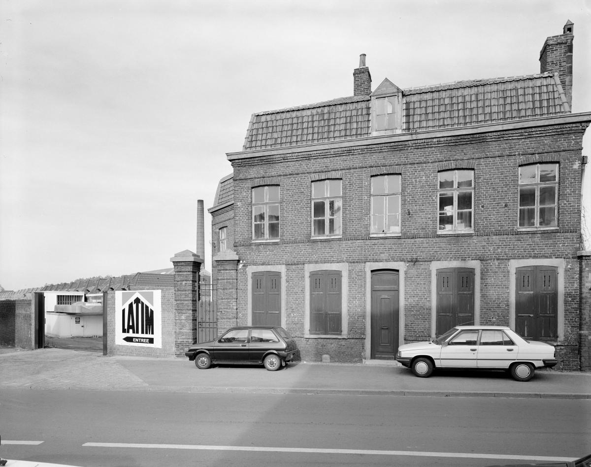 Entrée et habitation rue Victor-Hugo. Vue prise vers le nord.