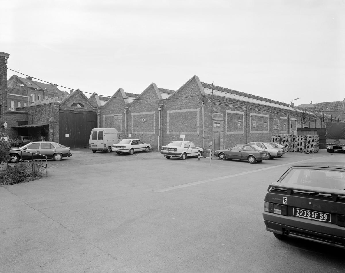 Magasin rue Victor-Hugo. Vue prise vers l'ouest.